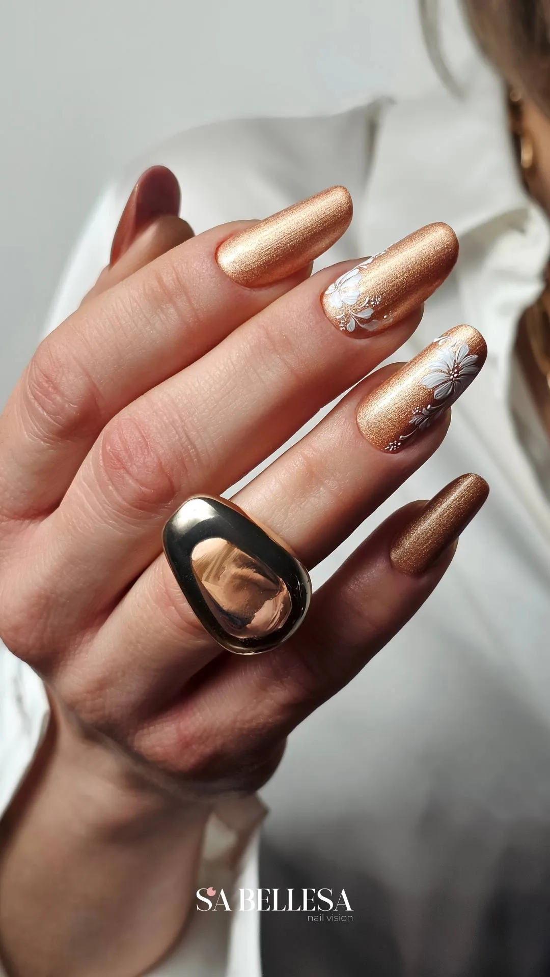 Nail art floreale Fiori delicati su base metallizzata